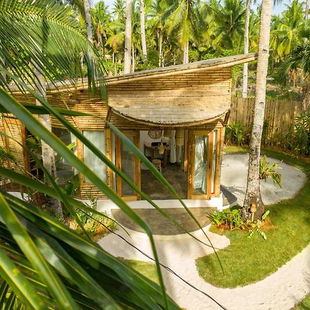 The Bamboo Houses - Tropical Garden & Empty Beach 제너럴 루나 외부 사진