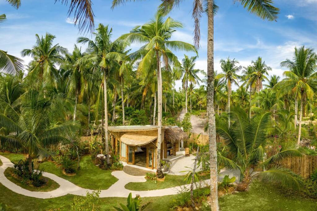 The Bamboo Houses - Tropical Garden & Empty Beach 제너럴 루나 외부 사진