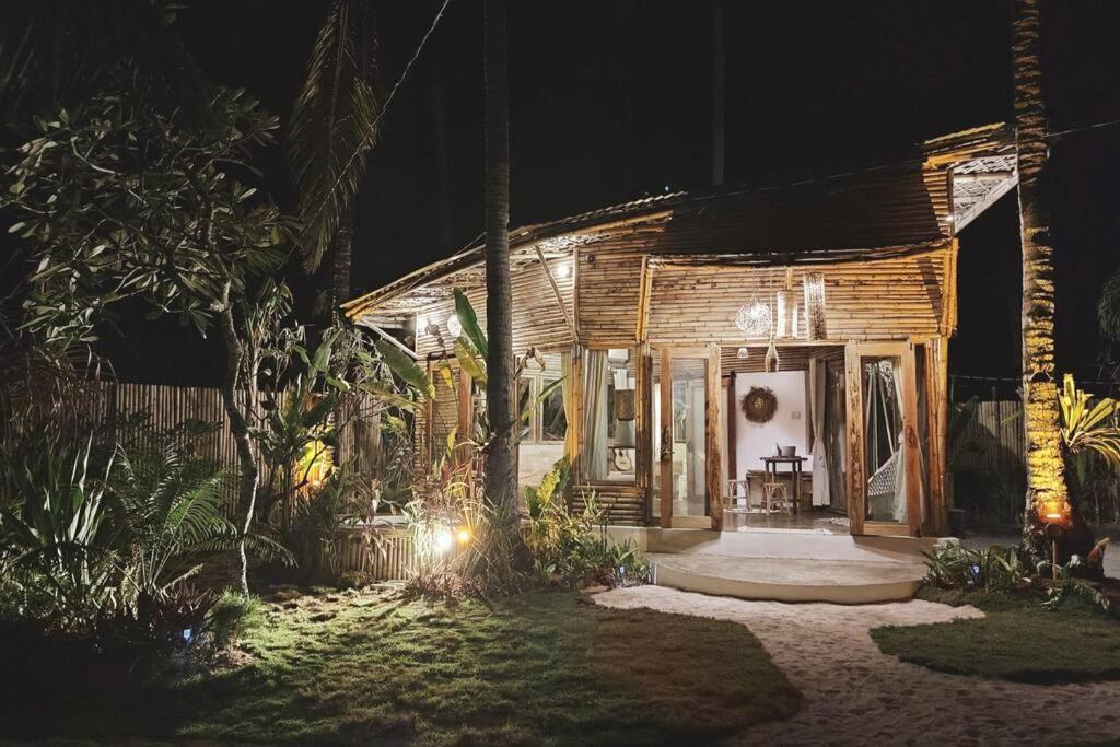 The Bamboo Houses - Tropical Garden & Empty Beach 제너럴 루나 외부 사진