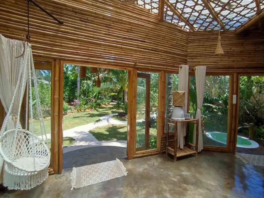 The Bamboo Houses - Tropical Garden & Empty Beach 제너럴 루나 외부 사진