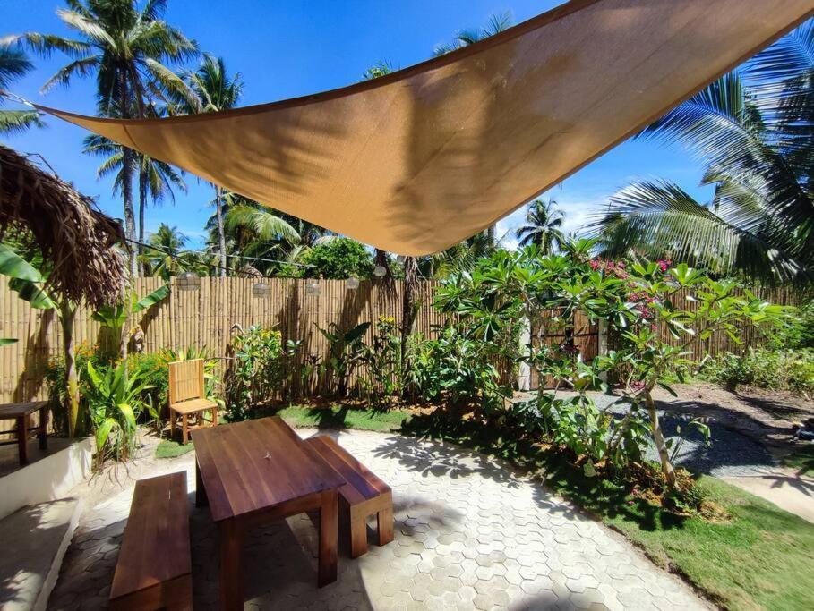 The Bamboo Houses - Tropical Garden & Empty Beach 제너럴 루나 외부 사진