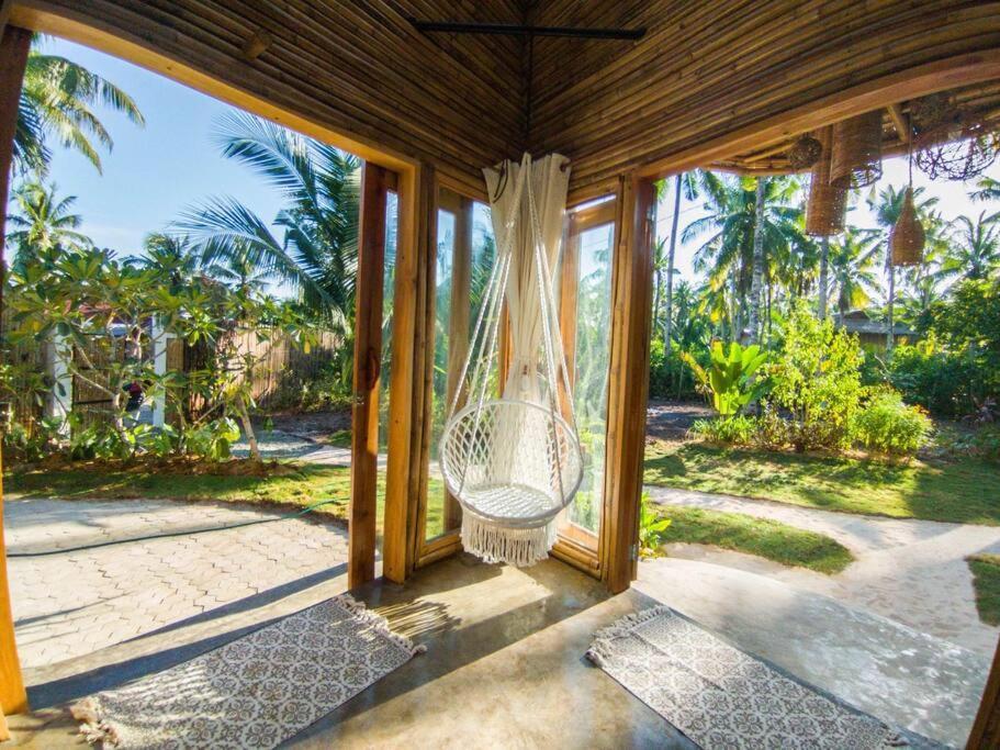 The Bamboo Houses - Tropical Garden & Empty Beach 제너럴 루나 외부 사진
