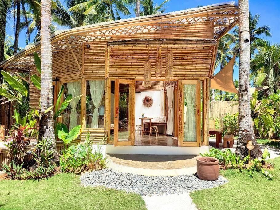 The Bamboo Houses - Tropical Garden & Empty Beach 제너럴 루나 외부 사진