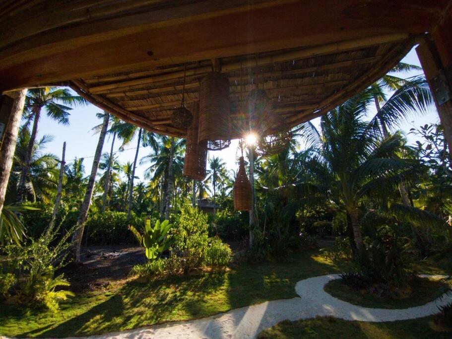 The Bamboo Houses - Tropical Garden & Empty Beach 제너럴 루나 외부 사진