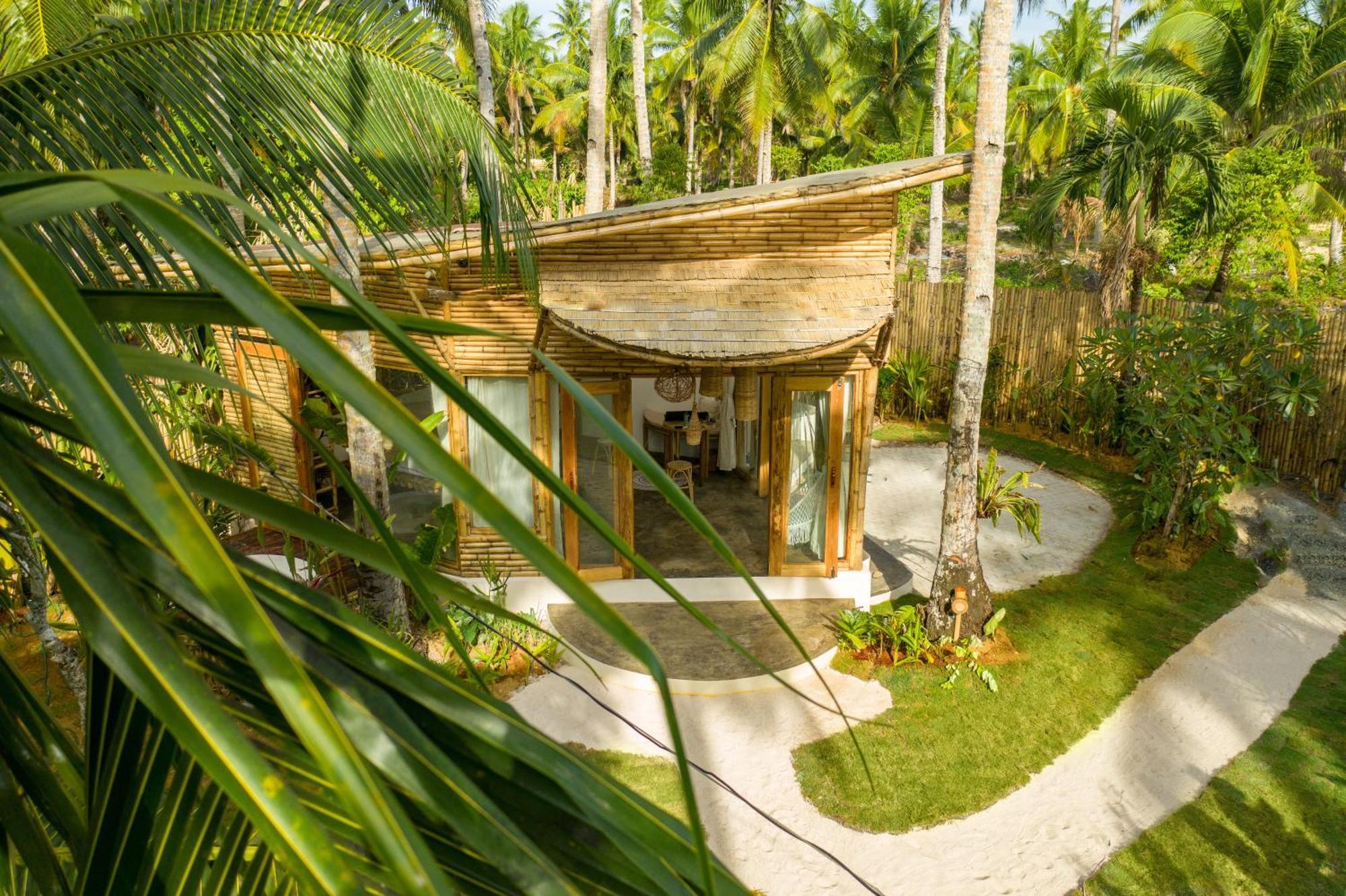 The Bamboo Houses - Tropical Garden & Empty Beach 제너럴 루나 외부 사진