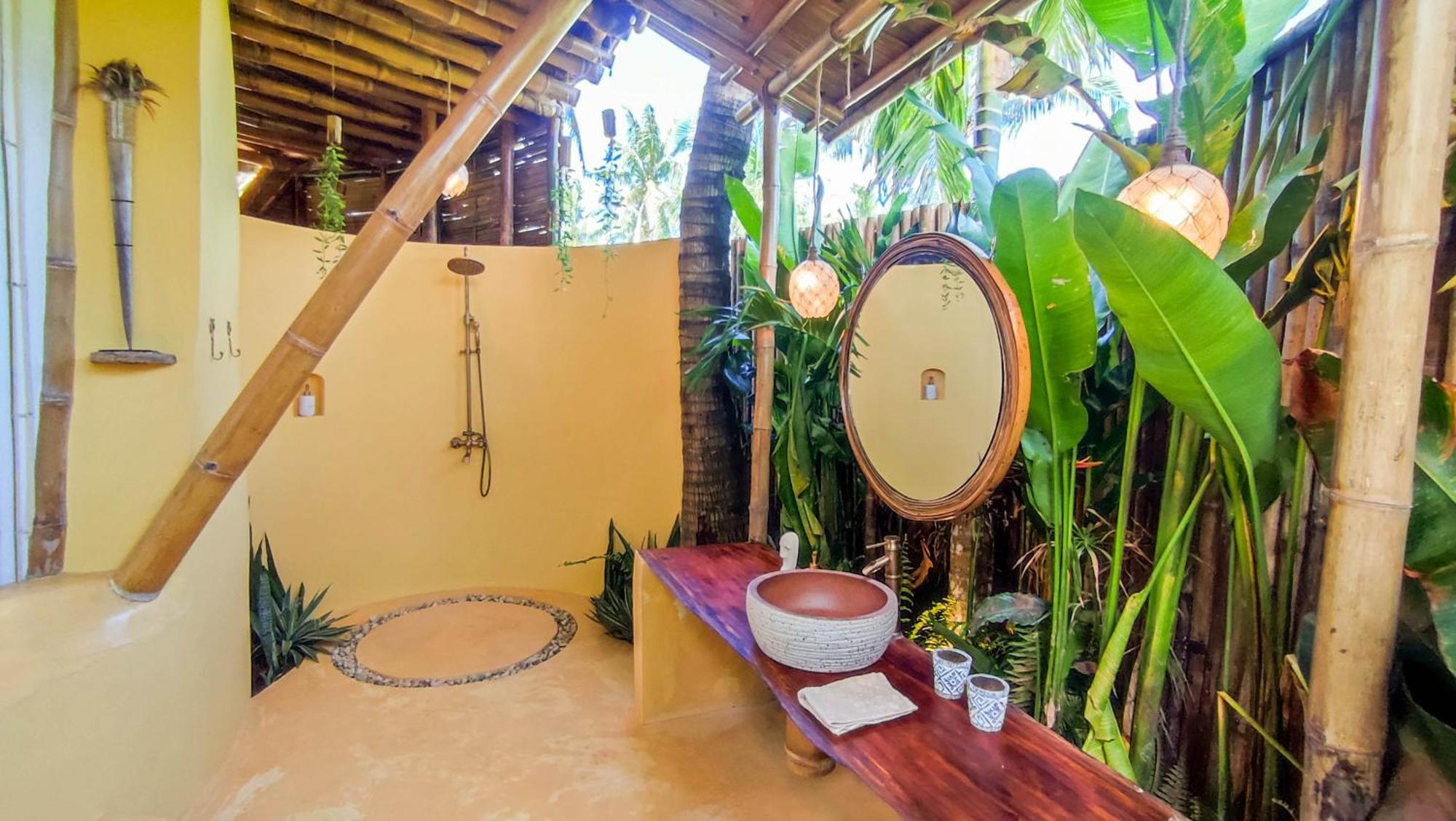 The Bamboo Houses - Tropical Garden & Empty Beach 제너럴 루나 외부 사진