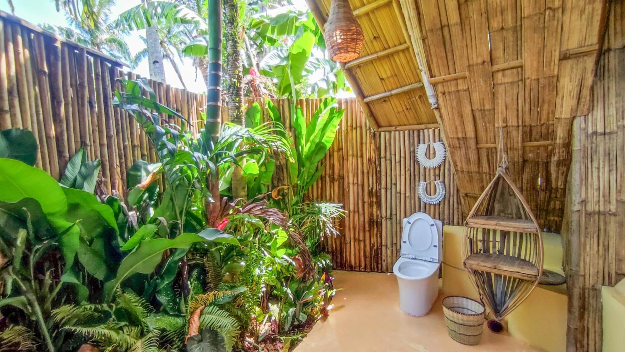 The Bamboo Houses - Tropical Garden & Empty Beach 제너럴 루나 외부 사진