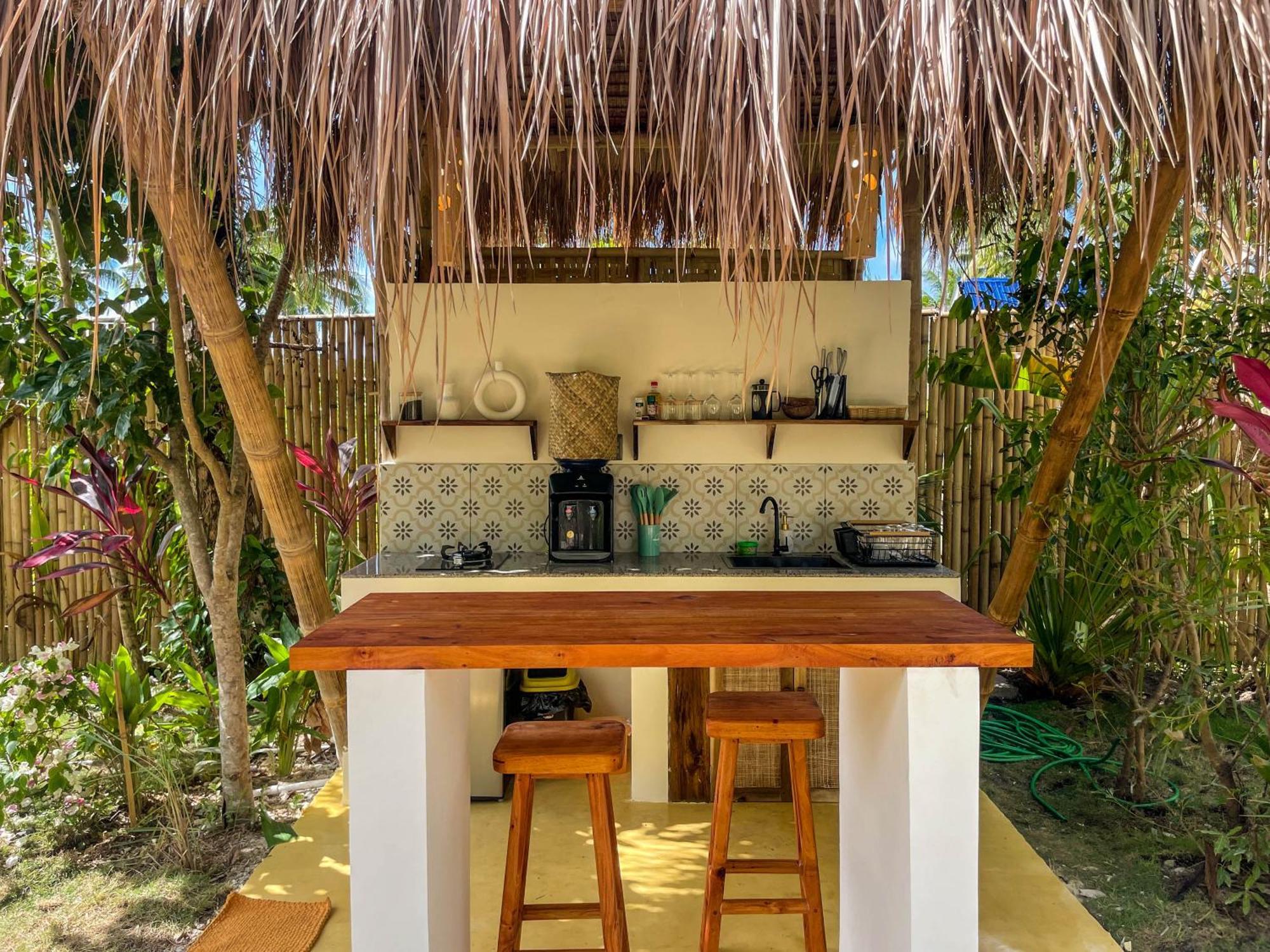The Bamboo Houses - Tropical Garden & Empty Beach 제너럴 루나 외부 사진