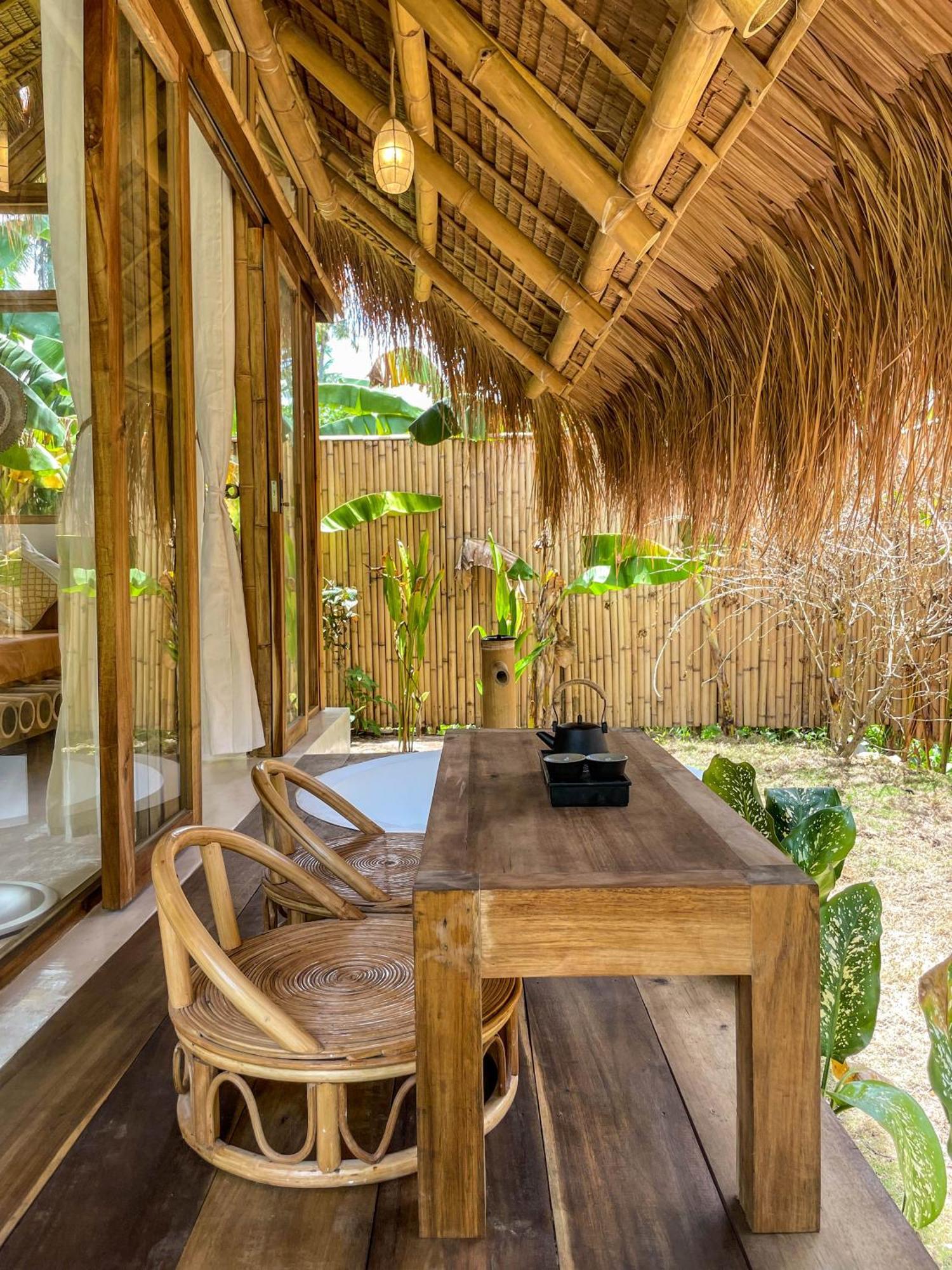 The Bamboo Houses - Tropical Garden & Empty Beach 제너럴 루나 외부 사진