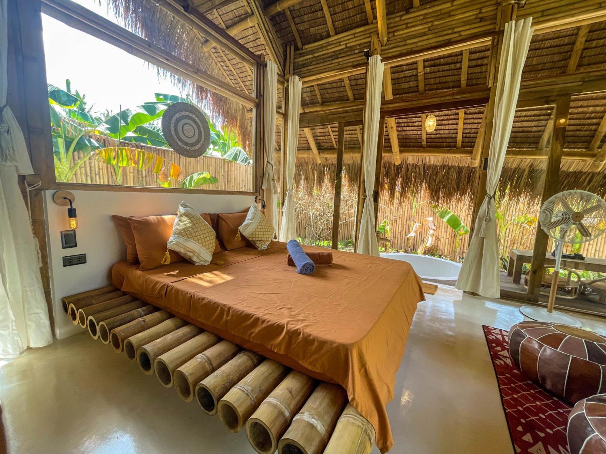 The Bamboo Houses - Tropical Garden & Empty Beach 제너럴 루나 외부 사진