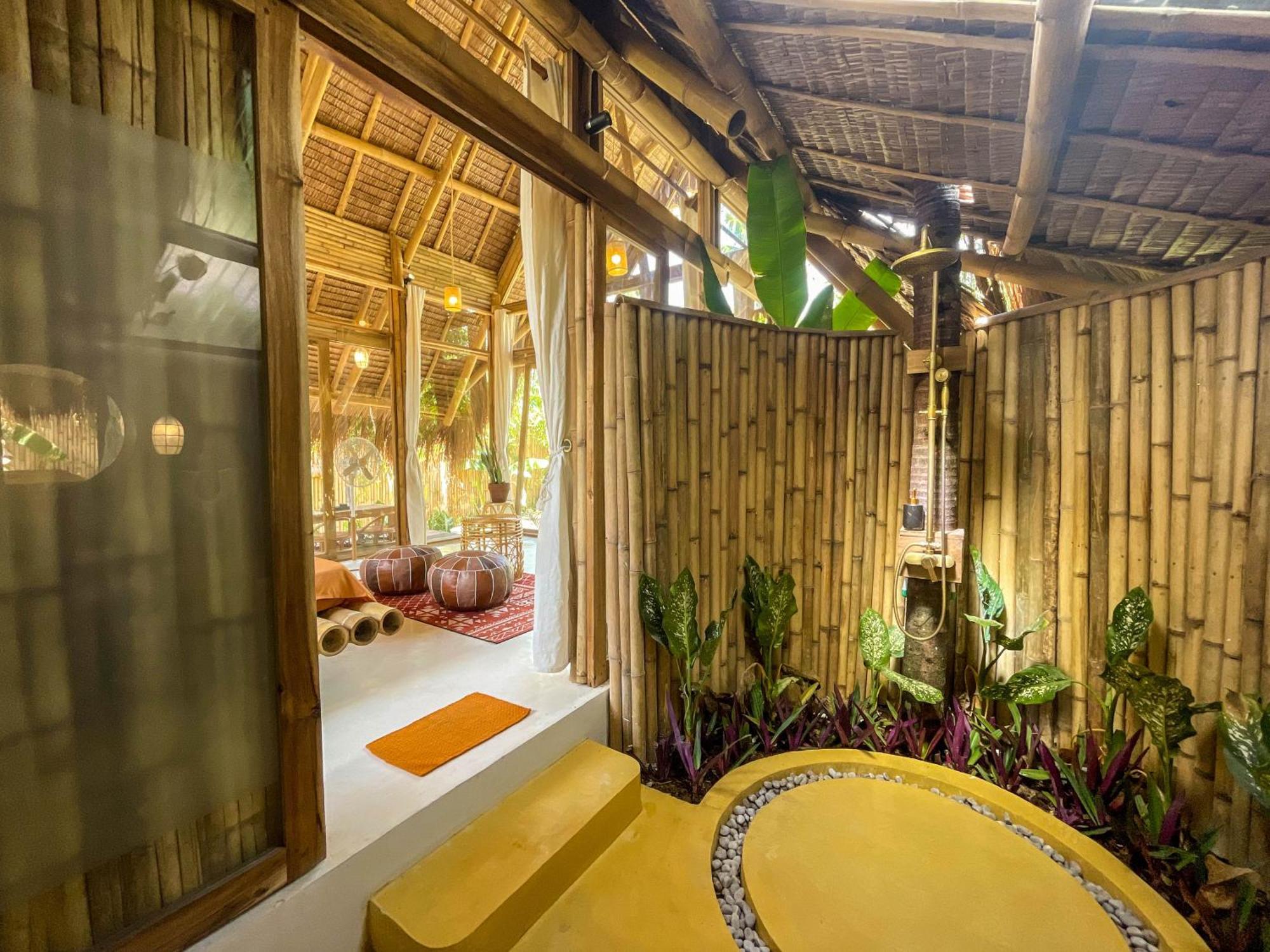 The Bamboo Houses - Tropical Garden & Empty Beach 제너럴 루나 외부 사진