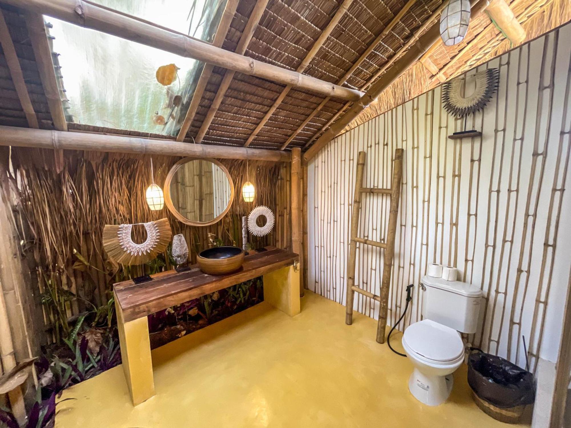 The Bamboo Houses - Tropical Garden & Empty Beach 제너럴 루나 외부 사진