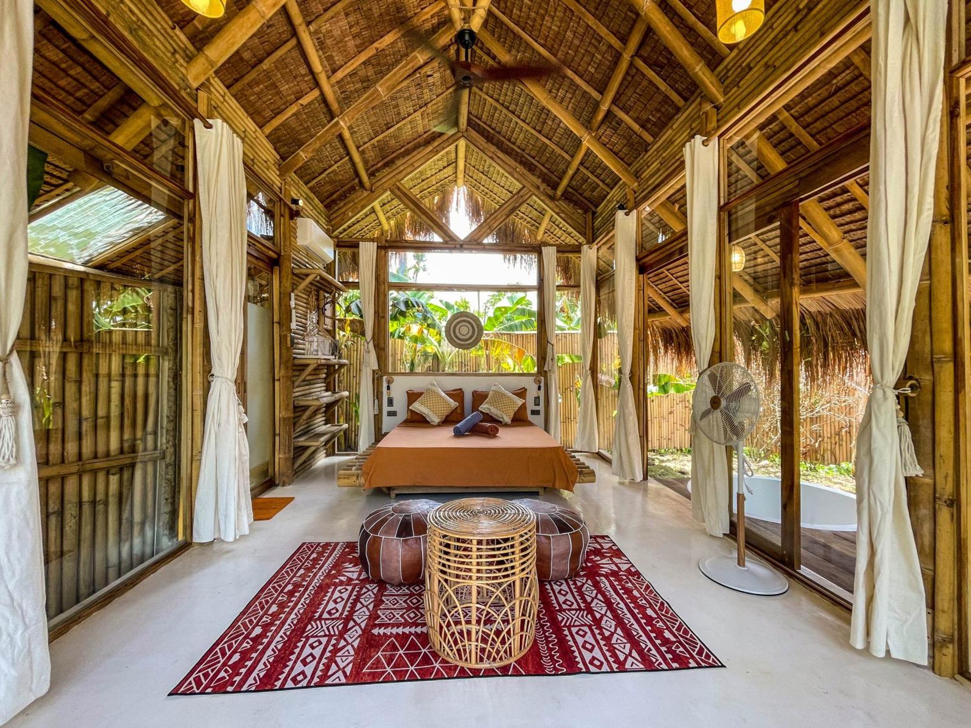 The Bamboo Houses - Tropical Garden & Empty Beach 제너럴 루나 외부 사진