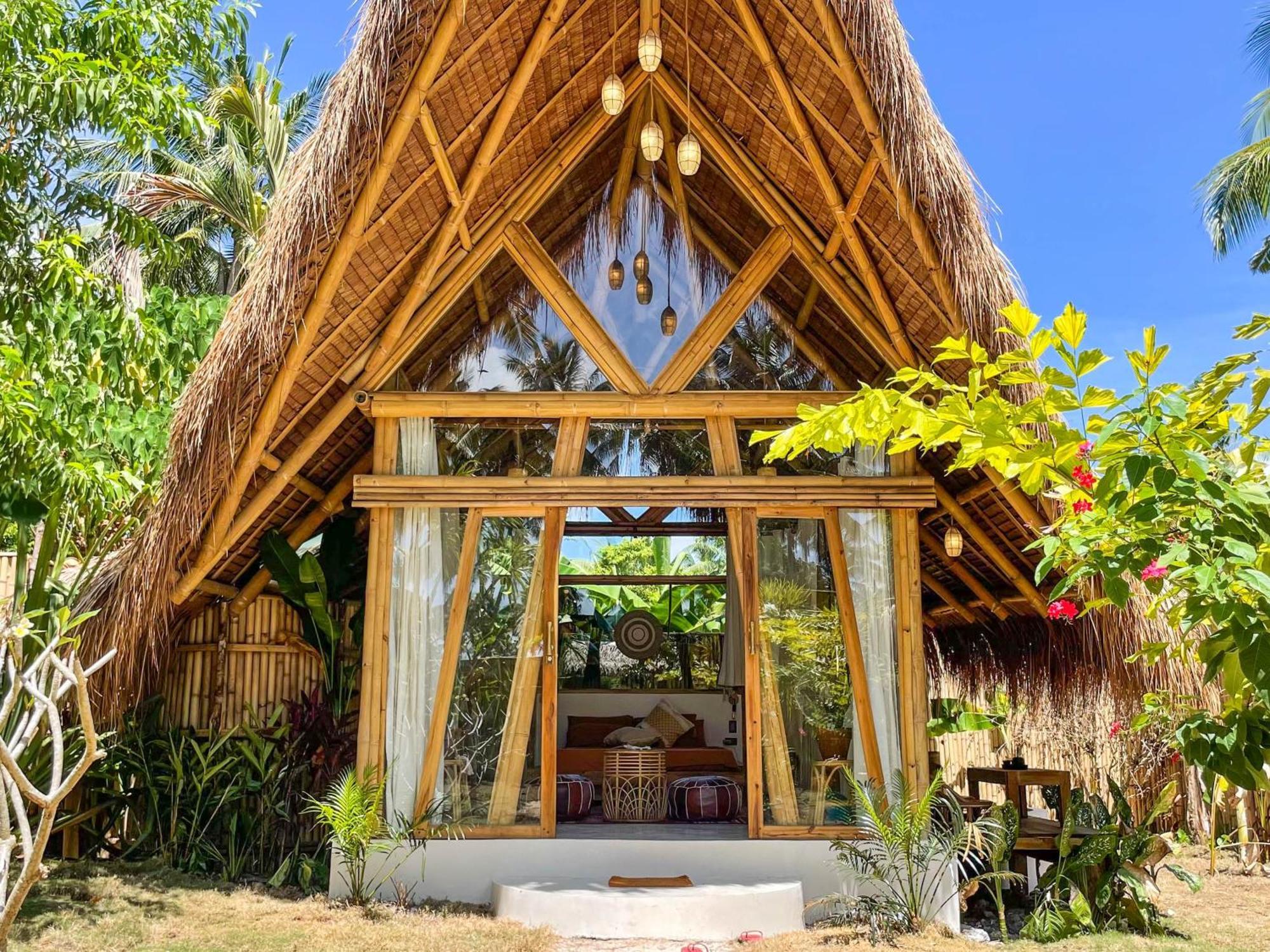 The Bamboo Houses - Tropical Garden & Empty Beach 제너럴 루나 외부 사진