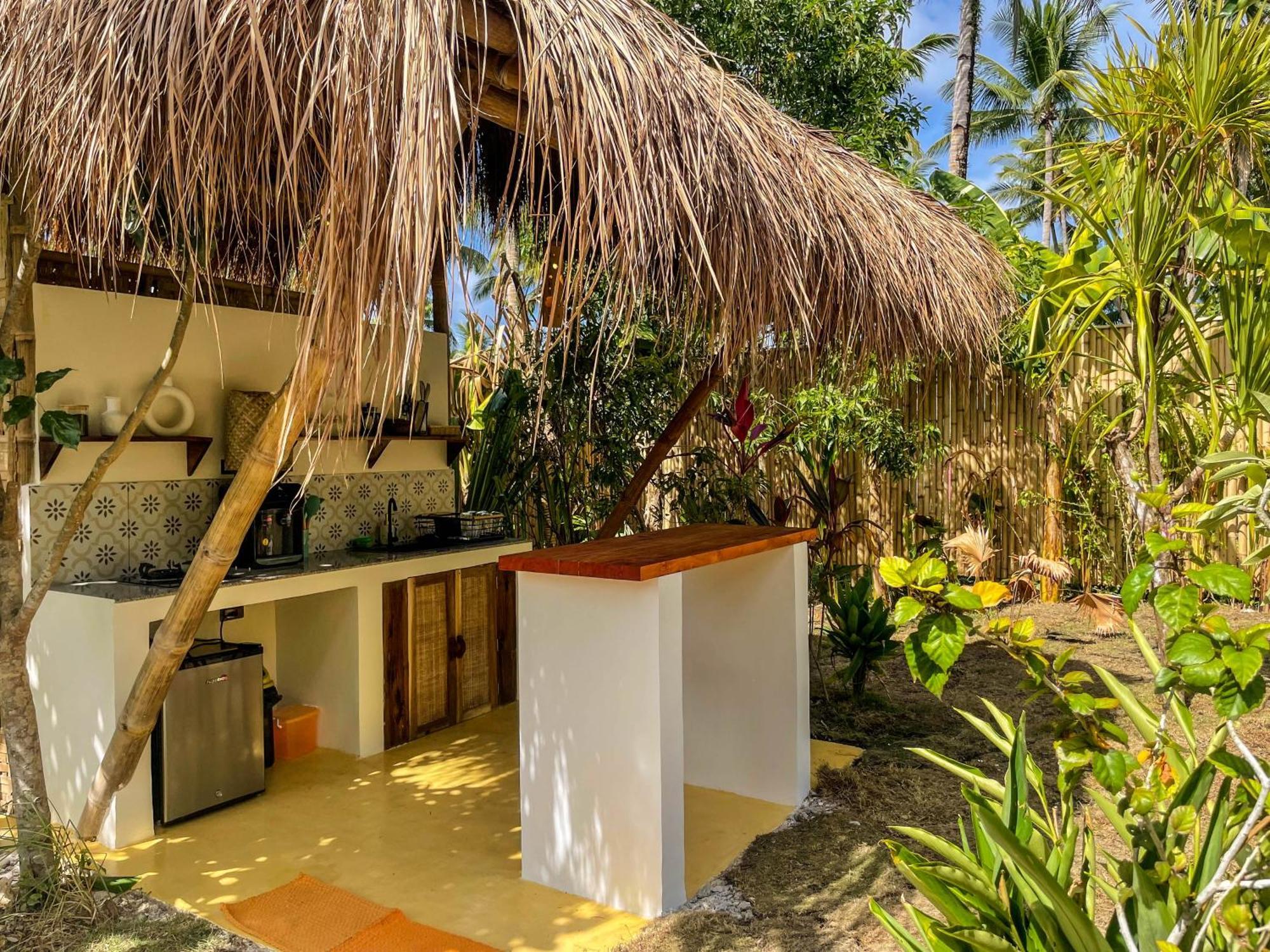 The Bamboo Houses - Tropical Garden & Empty Beach 제너럴 루나 외부 사진