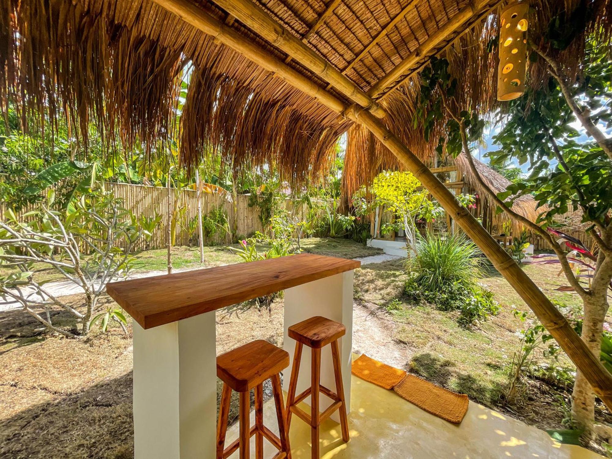 The Bamboo Houses - Tropical Garden & Empty Beach 제너럴 루나 외부 사진