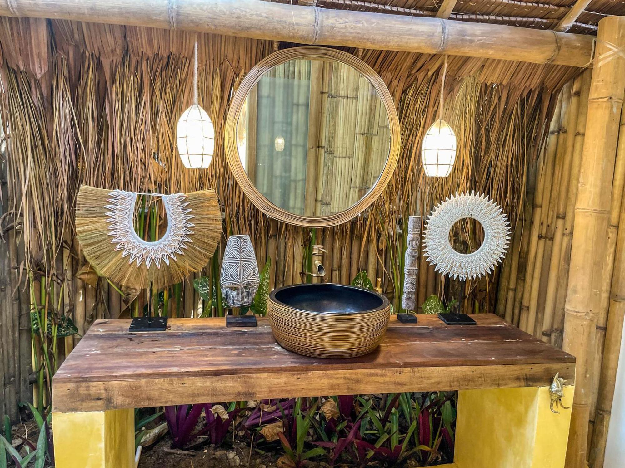 The Bamboo Houses - Tropical Garden & Empty Beach 제너럴 루나 외부 사진